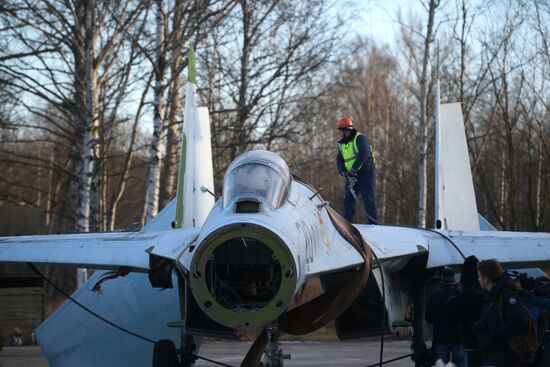 Истребитель Су-27 перевезли на вертолете Ми-26 в Кронштадт