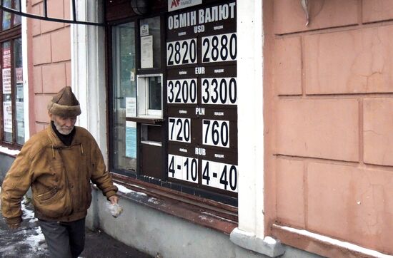 Курс гривны снижается к евро и доллару