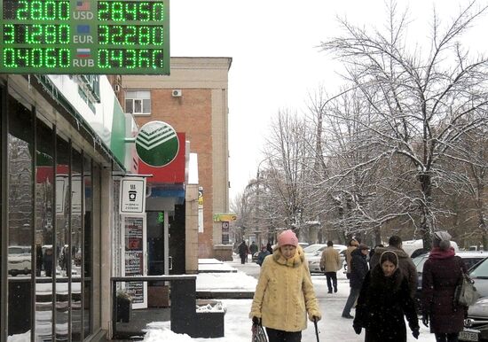 Курс гривны снижается к евро и доллару