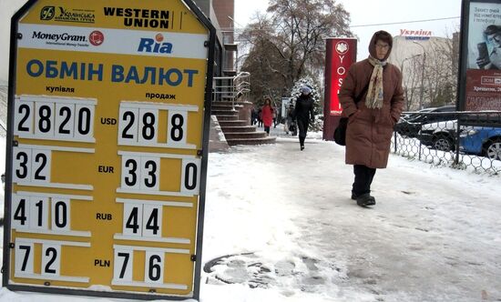 Курс гривны снижается к евро и доллару