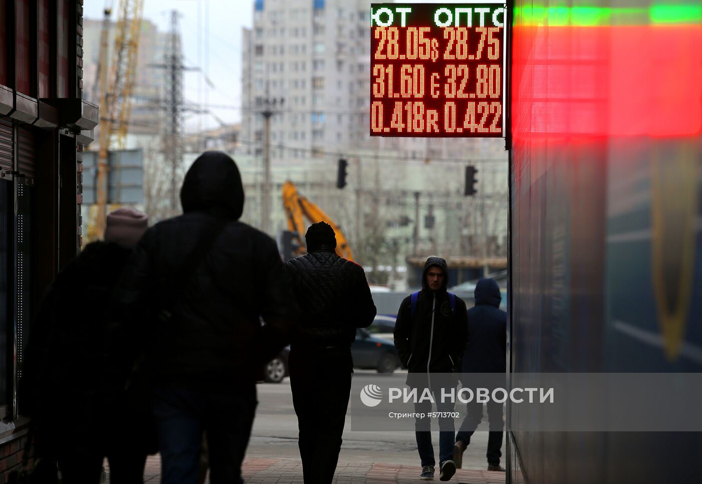 Курс гривны снижается к евро и доллару