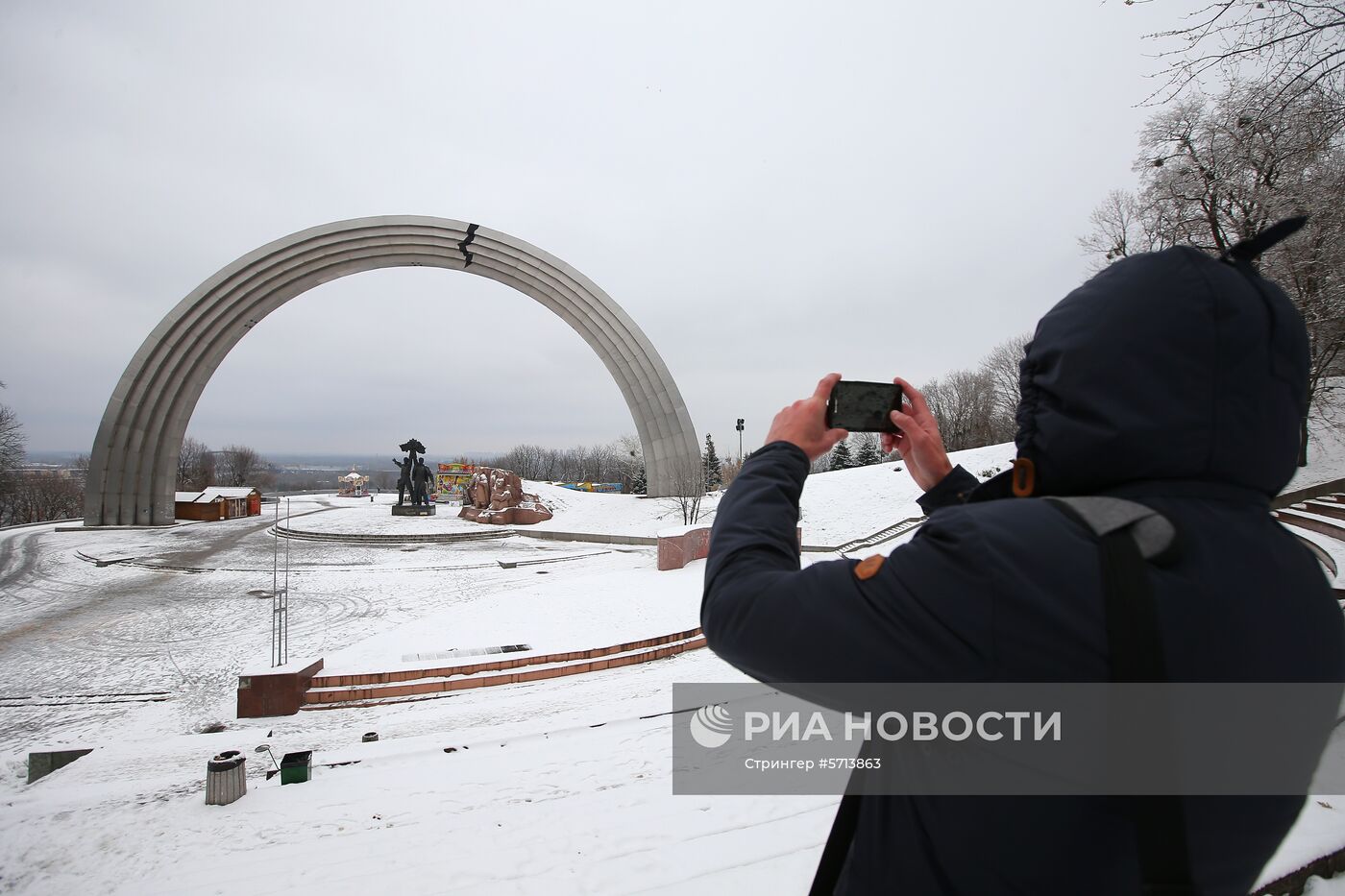 Изображение трещины наклеили на Арку дружбы народов в Киеве