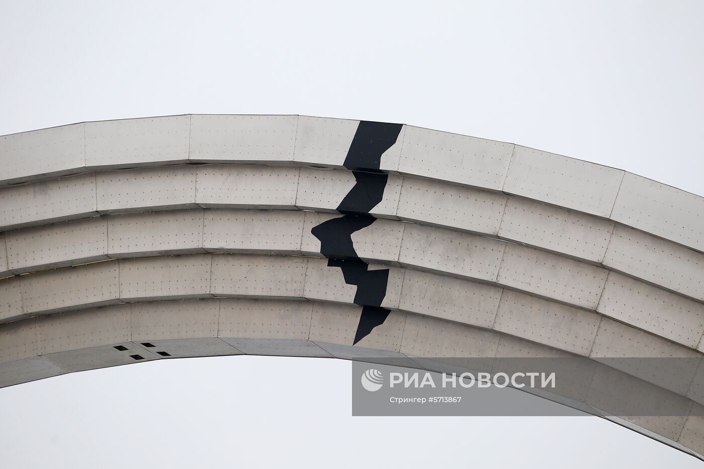 Изображение трещины наклеили на Арку дружбы народов в Киеве