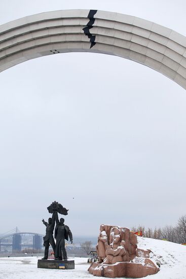 Изображение трещины наклеили на Арку дружбы народов в Киеве