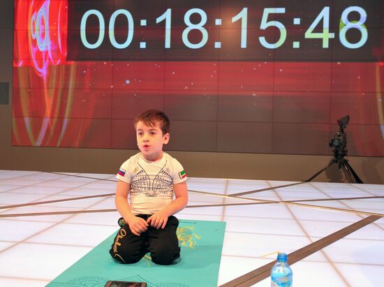 Попытка установления рекорда по отжиманию пятилетним мальчиком из Чечни