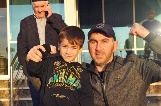 Попытка установления рекорда по отжиманию пятилетним мальчиком из Чечни