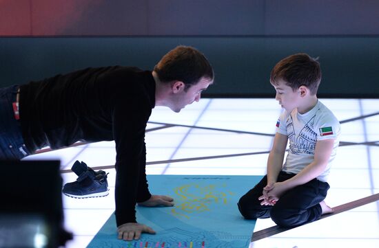 Попытка установления рекорда по отжиманию пятилетним мальчиком из Чечни