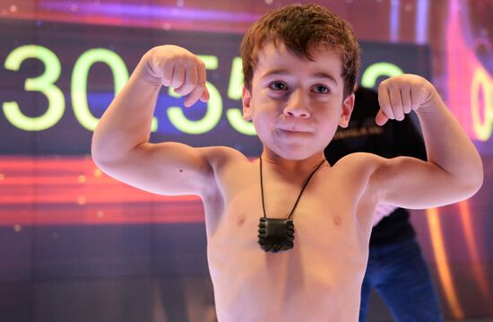 Попытка установления рекорда по отжиманию пятилетним мальчиком из Чечни