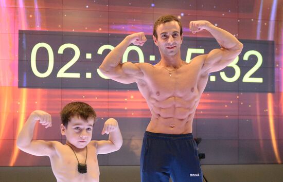 Попытка установления рекорда по отжиманию пятилетним мальчиком из Чечни