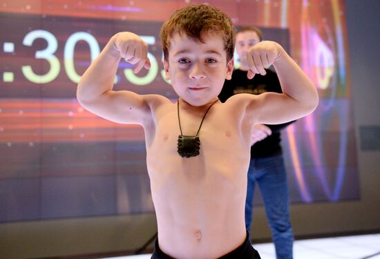 Попытка установления рекорда по отжиманию пятилетним мальчиком из Чечни