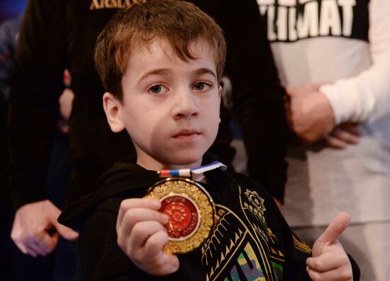 Попытка установления рекорда по отжиманию пятилетним мальчиком из Чечни