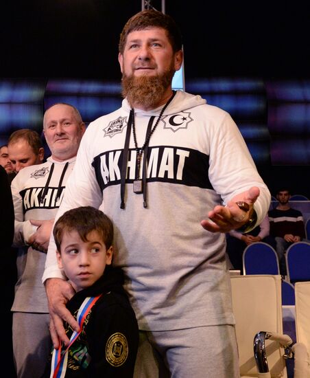 Попытка установления рекорда по отжиманию пятилетним мальчиком из Чечни