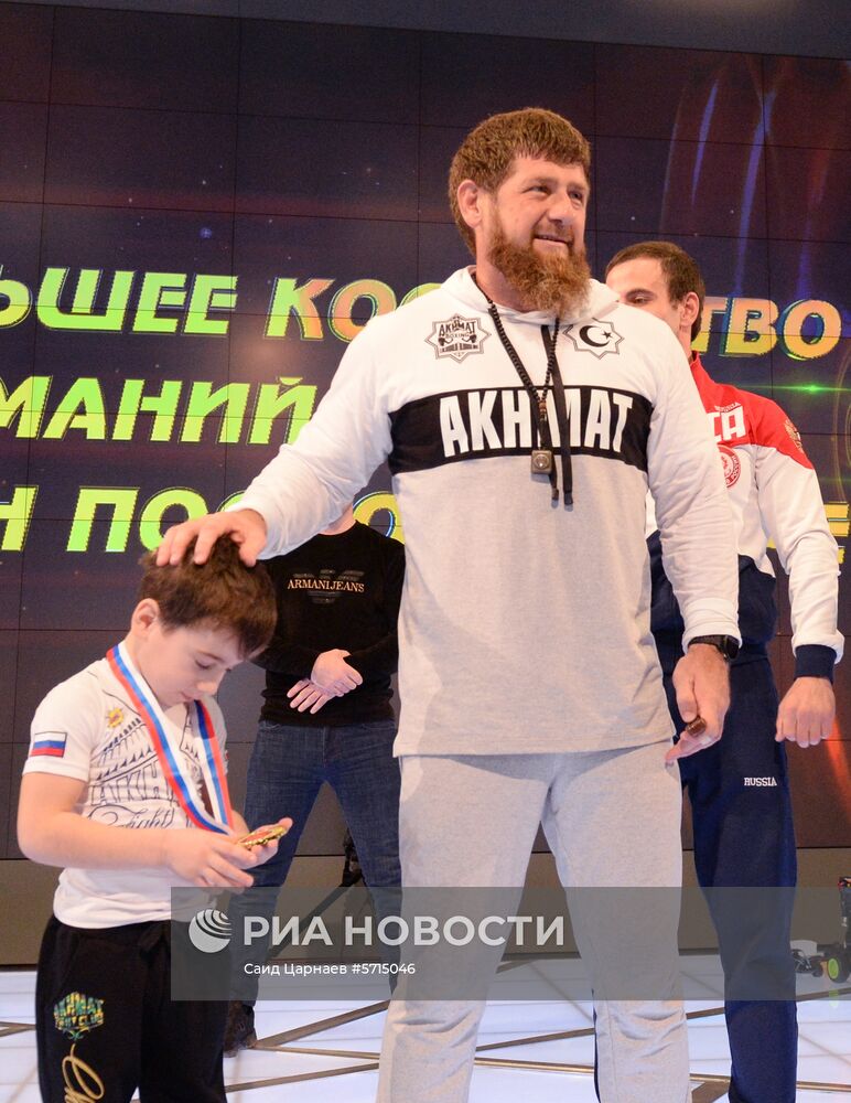 Попытка установления рекорда по отжиманию пятилетним мальчиком из Чечни