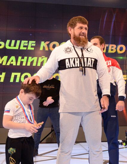 Попытка установления рекорда по отжиманию пятилетним мальчиком из Чечни