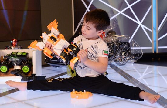 Попытка установления рекорда по отжиманию пятилетним мальчиком из Чечни