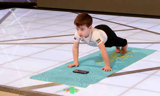 Попытка установления рекорда по отжиманию пятилетним мальчиком из Чечни