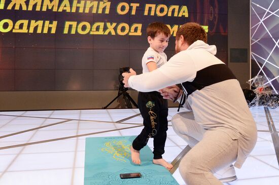 Попытка установления рекорда по отжиманию пятилетним мальчиком из Чечни