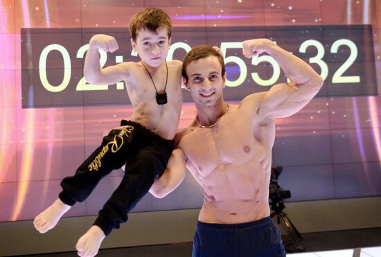 Попытка установления рекорда по отжиманию пятилетним мальчиком из Чечни