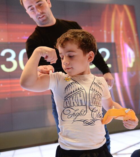 Попытка установления рекорда по отжиманию пятилетним мальчиком из Чечни