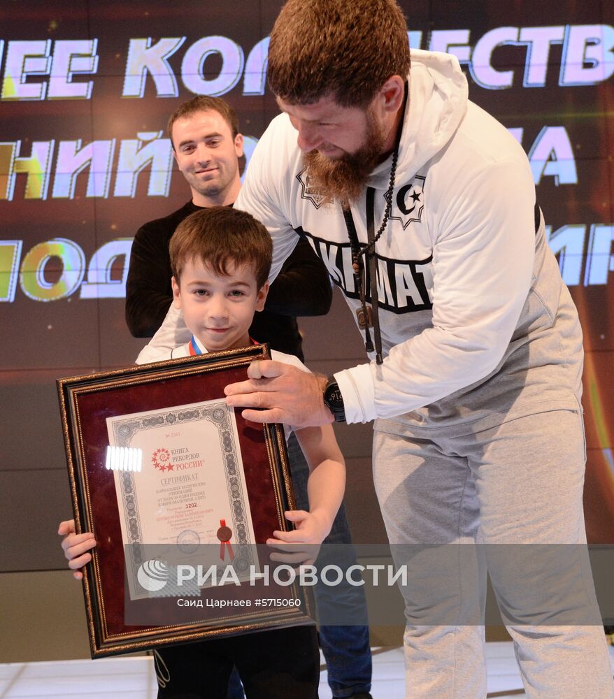 Попытка установления рекорда по отжиманию пятилетним мальчиком из Чечни