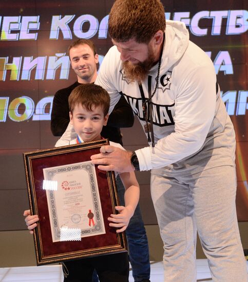 Попытка установления рекорда по отжиманию пятилетним мальчиком из Чечни