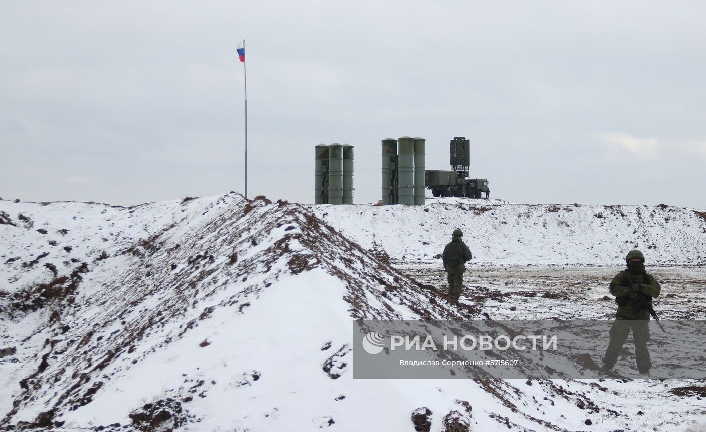 Дивизион зенитной ракетной системы (ЗРС) С-400 "Триумф" завершил испытания и заступил на боевое дежурство в Крыму. Мобильная многоканальная зенитная ракетная система С-400 "Триумф" предназначена для защиты важнейших политико-административных, экономических и военных объектов. Ее тактико-технические характеристики значительно лучше, чем у знаменитой предшественницы — С-300ПМ. При этом С-300, по оценке специалистов, существенно превосходит по эффективности зарубежные аналоги. Место: Россия, Республика Крым. Автор: Владислав Сергиенко/РИА Новости. Дивизион С-400 "Триумф" заступил на боевое дежурство в Крыму