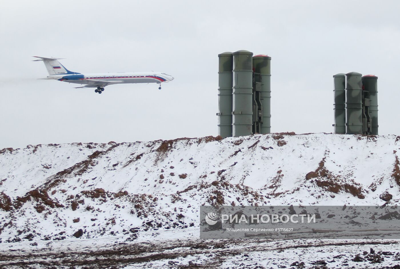 Дивизион зенитной ракетной системы (ЗРС) С-400 "Триумф" завершил испытания и заступил на боевое дежурство в Крыму. Мобильная многоканальная зенитная ракетная система С-400 "Триумф" предназначена для защиты важнейших политико-административных, экономических и военных объектов. Ее тактико-технические характеристики значительно лучше, чем у знаменитой предшественницы — С-300ПМ. При этом С-300, по оценке специалистов, существенно превосходит по эффективности зарубежные аналоги. Место: Россия, Республика Крым. Автор: Владислав Сергиенко/РИА Новости. Дивизион С-400 "Триумф" заступил на боевое дежурство в Крыму