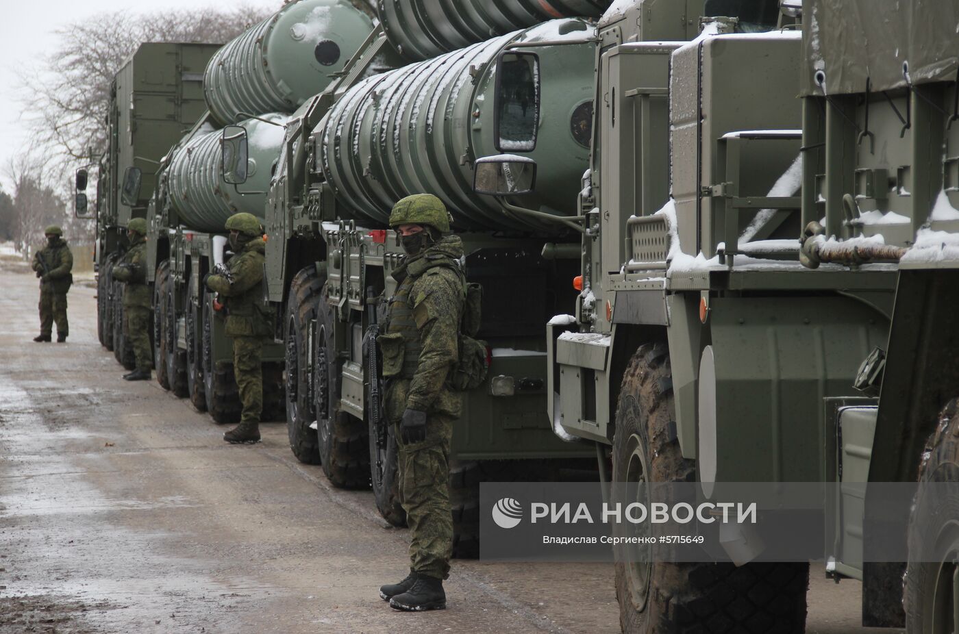 Дивизион зенитной ракетной системы (ЗРС) С-400 "Триумф" завершил испытания и заступил на боевое дежурство в Крыму. Мобильная многоканальная зенитная ракетная система С-400 "Триумф" предназначена для защиты важнейших политико-административных, экономических и военных объектов. Ее тактико-технические характеристики значительно лучше, чем у знаменитой предшественницы — С-300ПМ. При этом С-300, по оценке специалистов, существенно превосходит по эффективности зарубежные аналоги. Место: Россия, Республика Крым. Автор: Владислав Сергиенко/РИА Новости. Дивизион С-400 "Триумф" заступил на боевое дежурство в Крыму