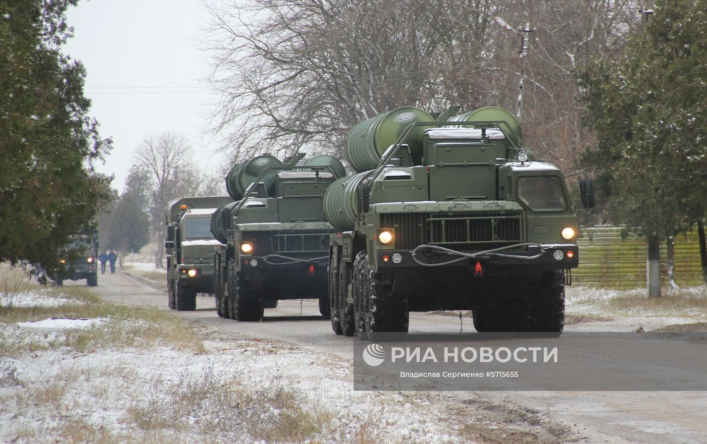 Дивизион зенитной ракетной системы (ЗРС) С-400 "Триумф" завершил испытания и заступил на боевое дежурство в Крыму. Мобильная многоканальная зенитная ракетная система С-400 "Триумф" предназначена для защиты важнейших политико-административных, экономических и военных объектов. Ее тактико-технические характеристики значительно лучше, чем у знаменитой предшественницы — С-300ПМ. При этом С-300, по оценке специалистов, существенно превосходит по эффективности зарубежные аналоги. Место: Россия, Республика Крым. Автор: Владислав Сергиенко/РИА Новости. Дивизион С-400 "Триумф" заступил на боевое дежурство в Крыму