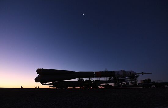 Вывоз ракеты-носителя "Союз-ФГ" на стартовую площадку космодрома "Байконур"