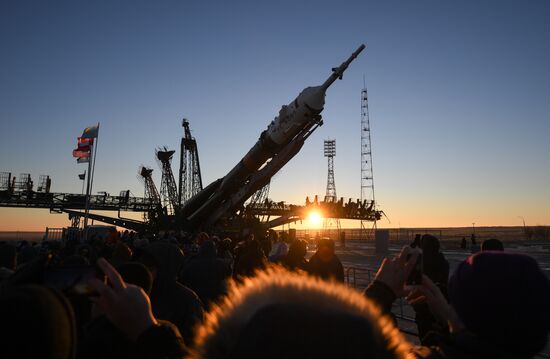 Вывоз ракеты-носителя "Союз-ФГ" на стартовую площадку космодрома "Байконур"