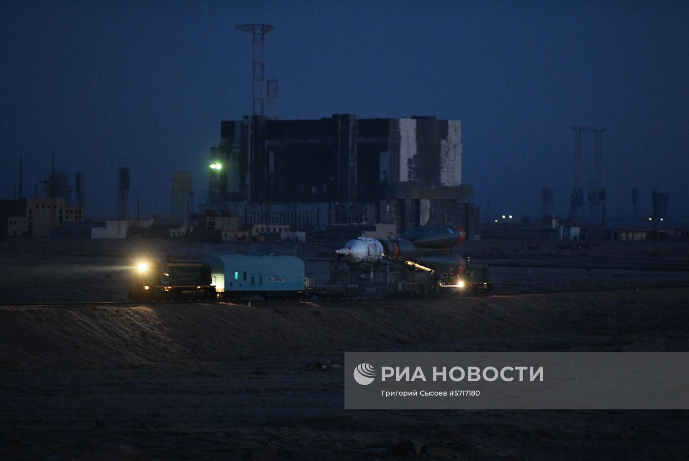 Вывоз ракеты-носителя "Союз-ФГ" на стартовую площадку космодрома "Байконур"