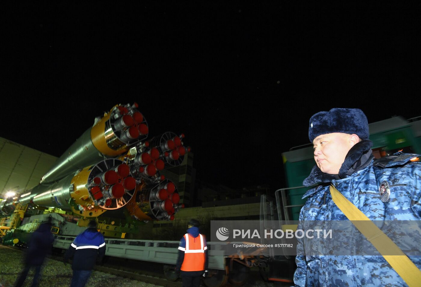 Вывоз ракеты-носителя "Союз-ФГ" на стартовую площадку космодрома "Байконур"