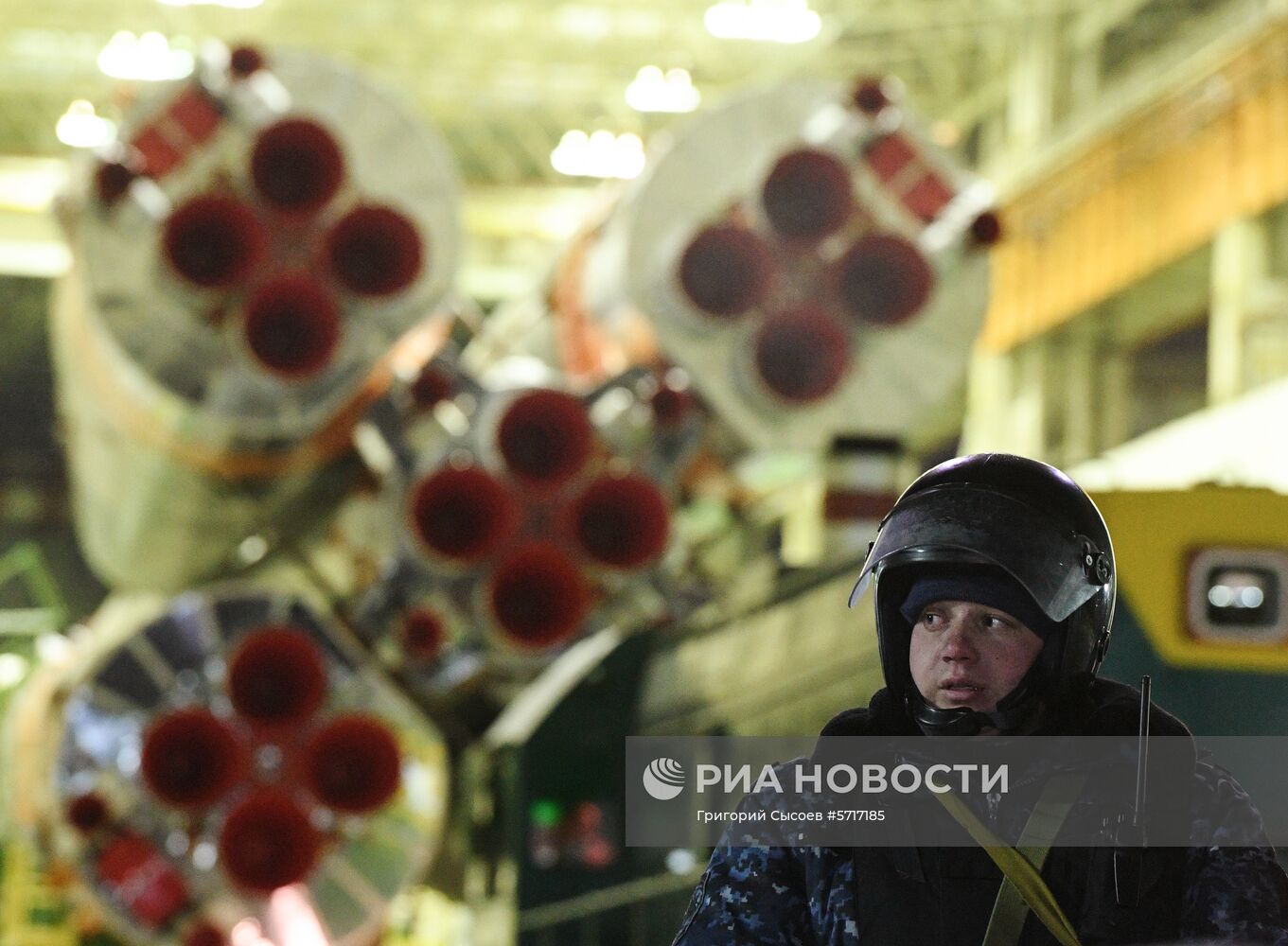 Вывоз ракеты-носителя "Союз-ФГ" на стартовую площадку космодрома "Байконур"