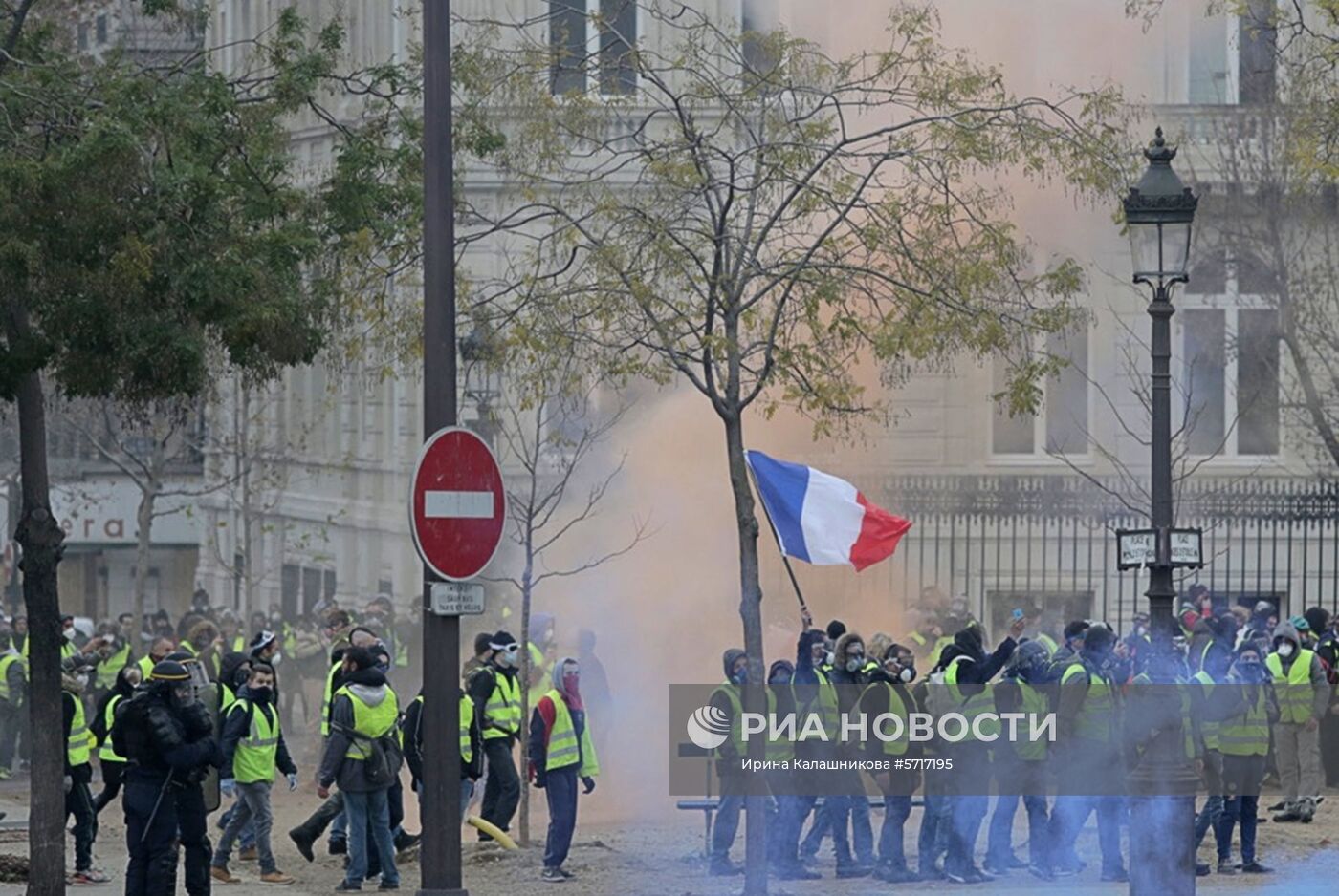 Акция протеста автомобилистов "жёлтые жилеты" в Париже