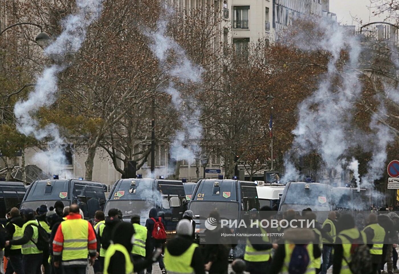 Акция протеста автомобилистов "жёлтые жилеты" в Париже