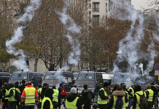 Акция протеста автомобилистов "жёлтые жилеты" в Париже