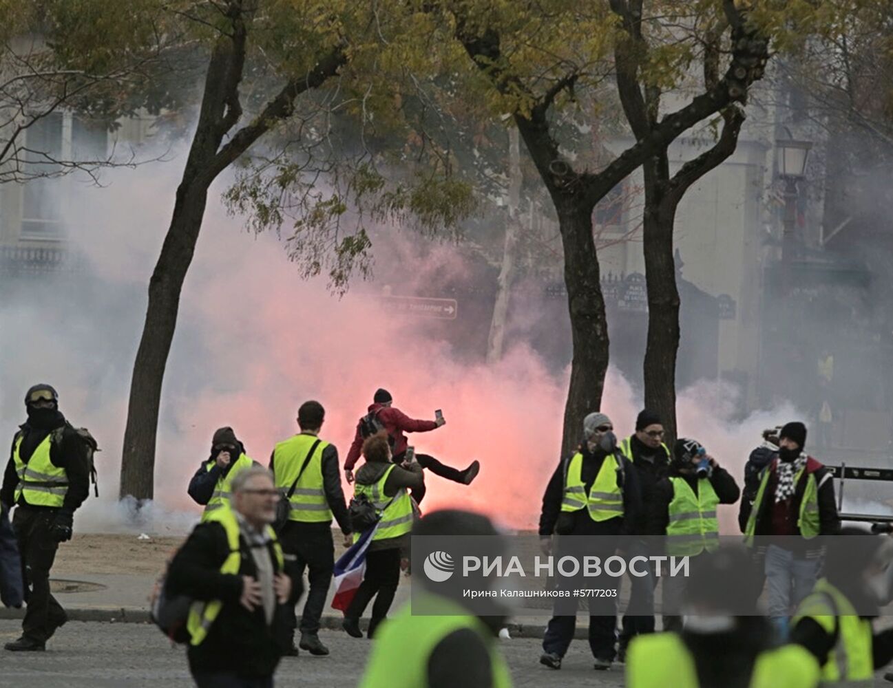 Акция протеста автомобилистов "жёлтые жилеты" в Париже