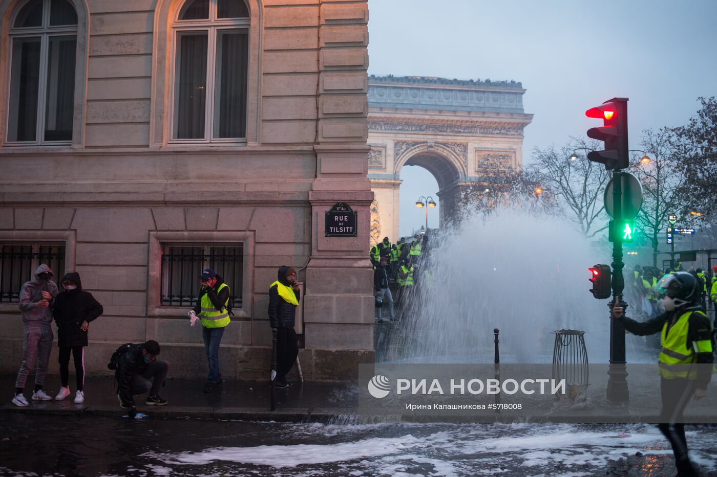 Акция протеста автомобилистов "жёлтые жилеты" в Париже
