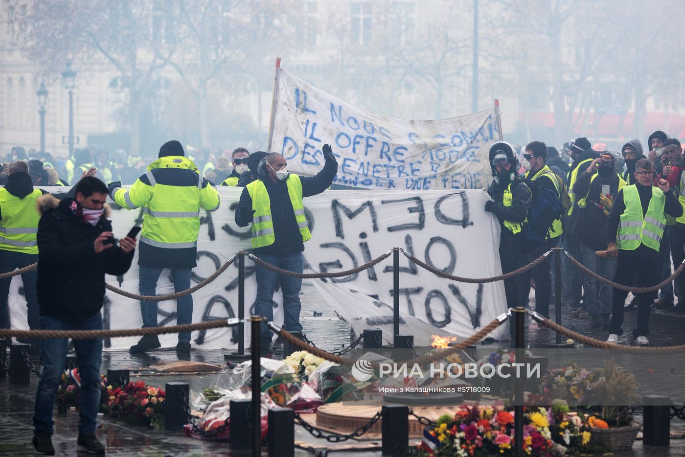 Акция протеста автомобилистов "жёлтые жилеты" в Париже