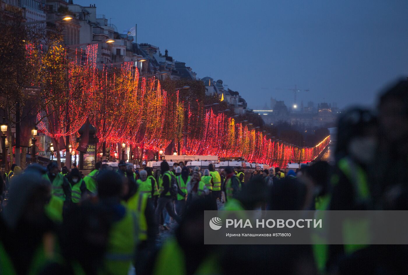 Акция протеста автомобилистов "жёлтые жилеты" в Париже