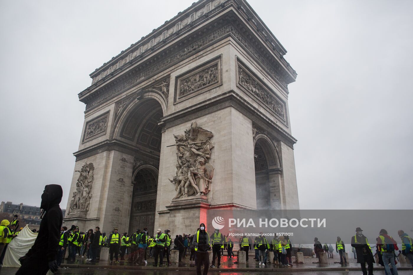 Акция протеста автомобилистов "жёлтые жилеты" в Париже