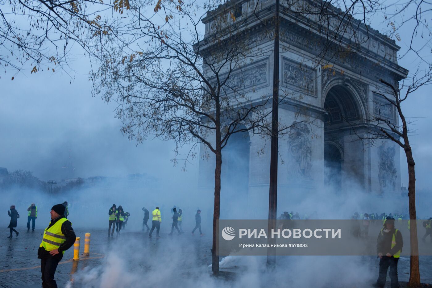 Акция протеста автомобилистов "жёлтые жилеты" в Париже