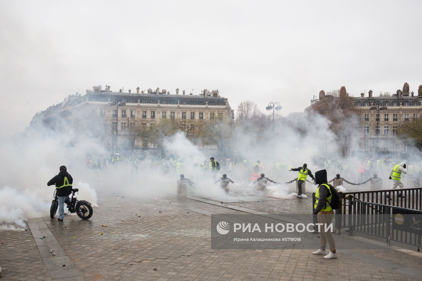 Акция протеста автомобилистов "жёлтые жилеты" в Париже