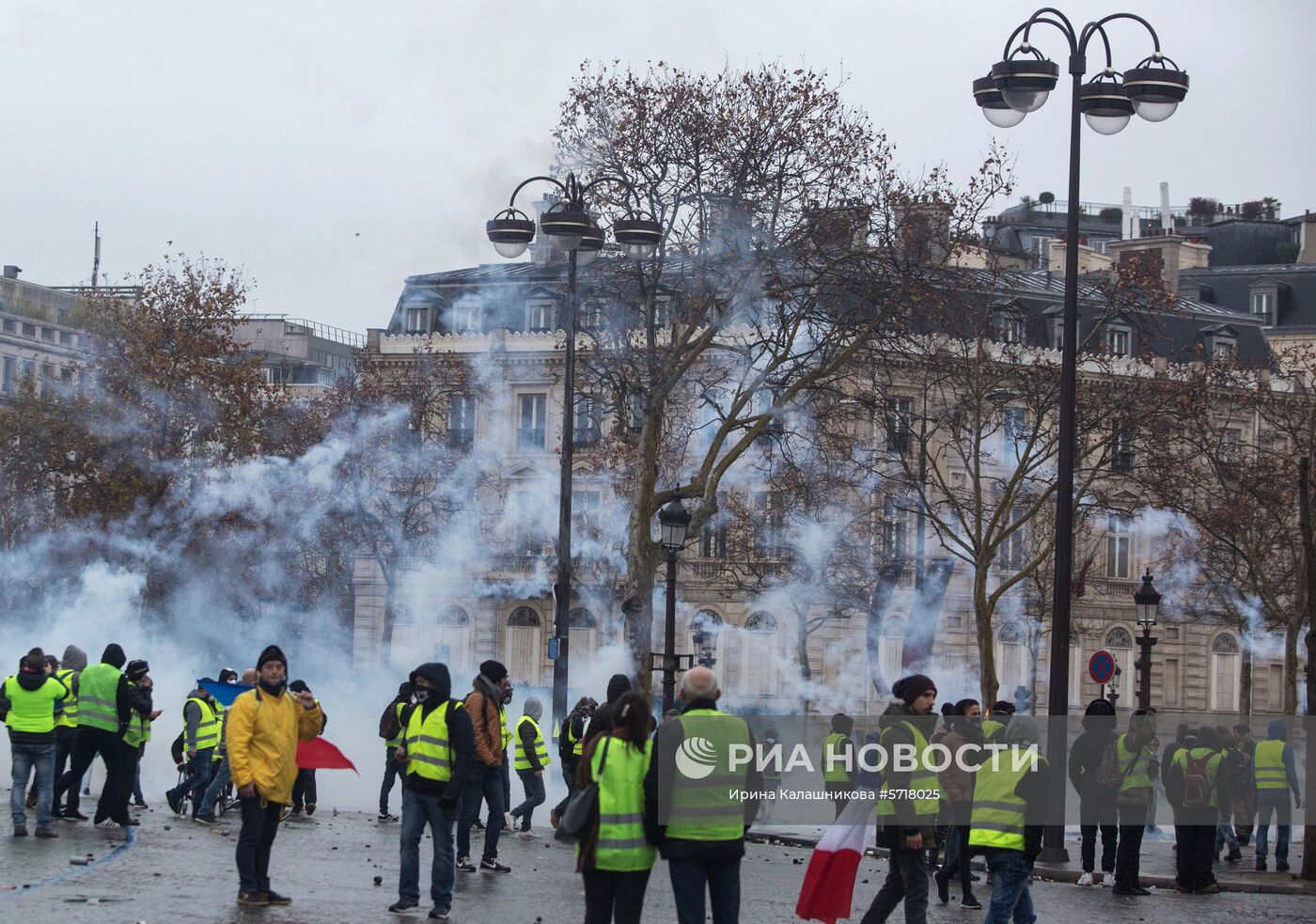 Акция протеста автомобилистов "жёлтые жилеты" в Париже