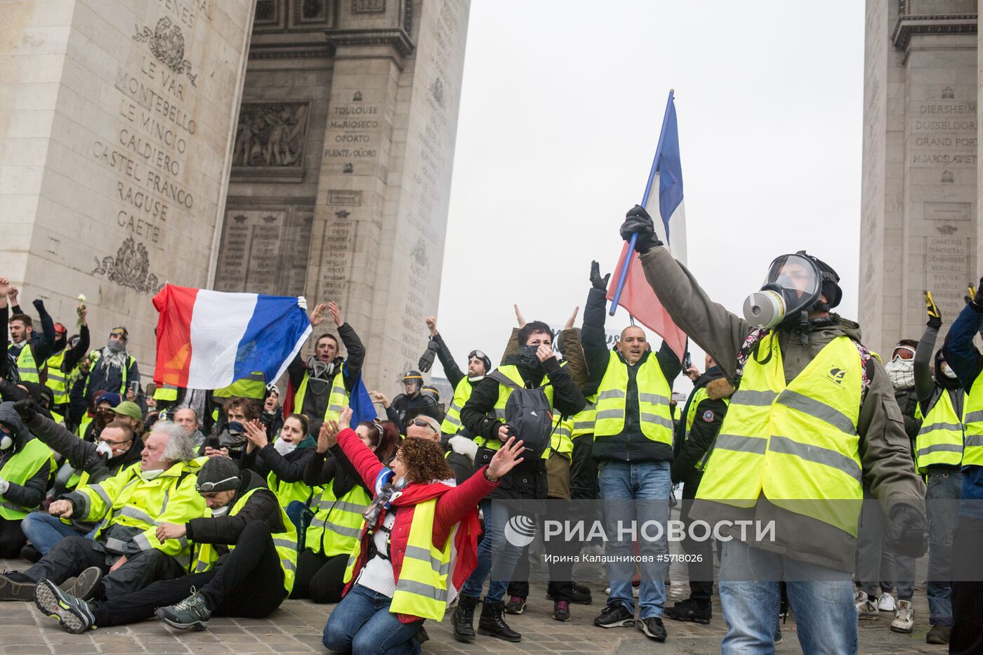 Акция протеста автомобилистов "жёлтые жилеты" в Париже