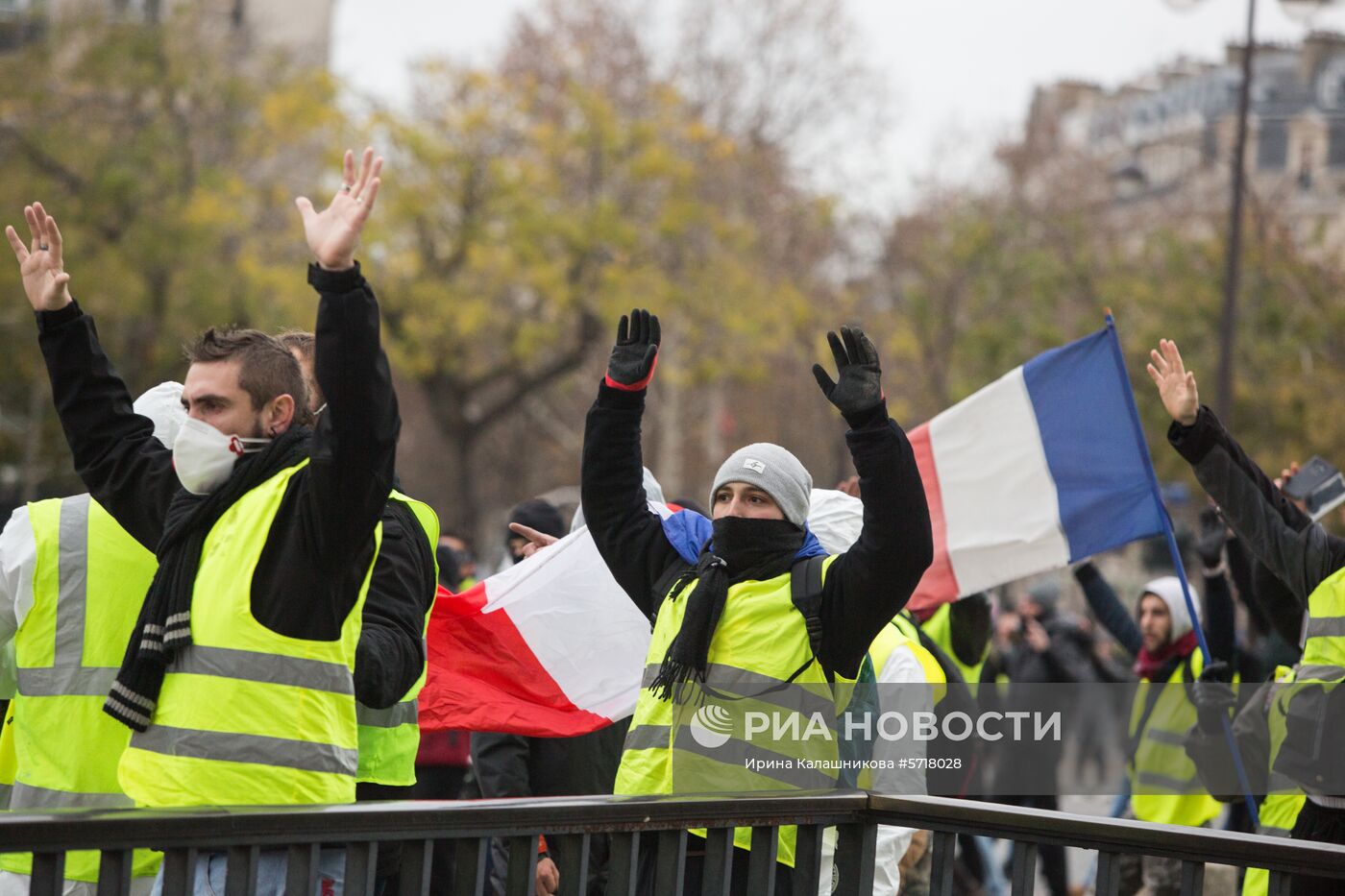 Акция протеста автомобилистов "жёлтые жилеты" в Париже