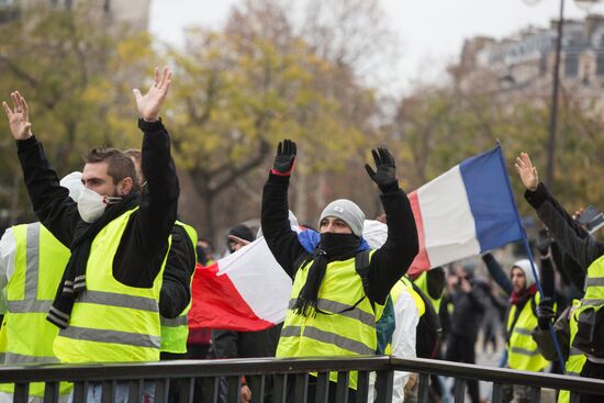 Акция протеста автомобилистов "жёлтые жилеты" в Париже