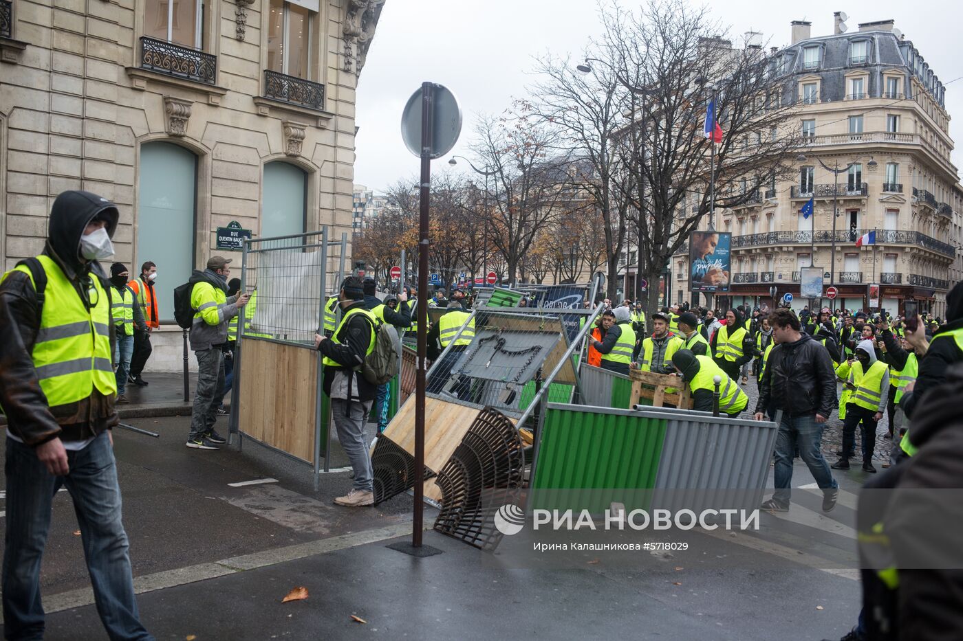 Акция протеста автомобилистов "жёлтые жилеты" в Париже