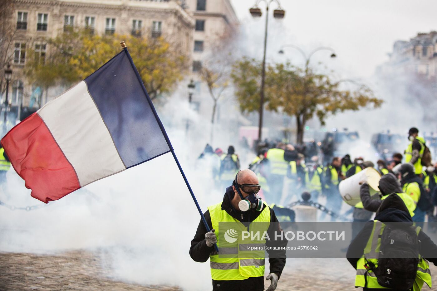 Акция протеста автомобилистов "жёлтые жилеты" в Париже